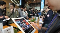 และแล้วชาวเกาหลีก็ได้สิ้นสุดการรอคอยแล้ว โดยเมื่อเช้าที่ผ่านมา (29 เม.ย.54) iPad2 ได้เปิดขายอย่างเป็นทางการแล้ว