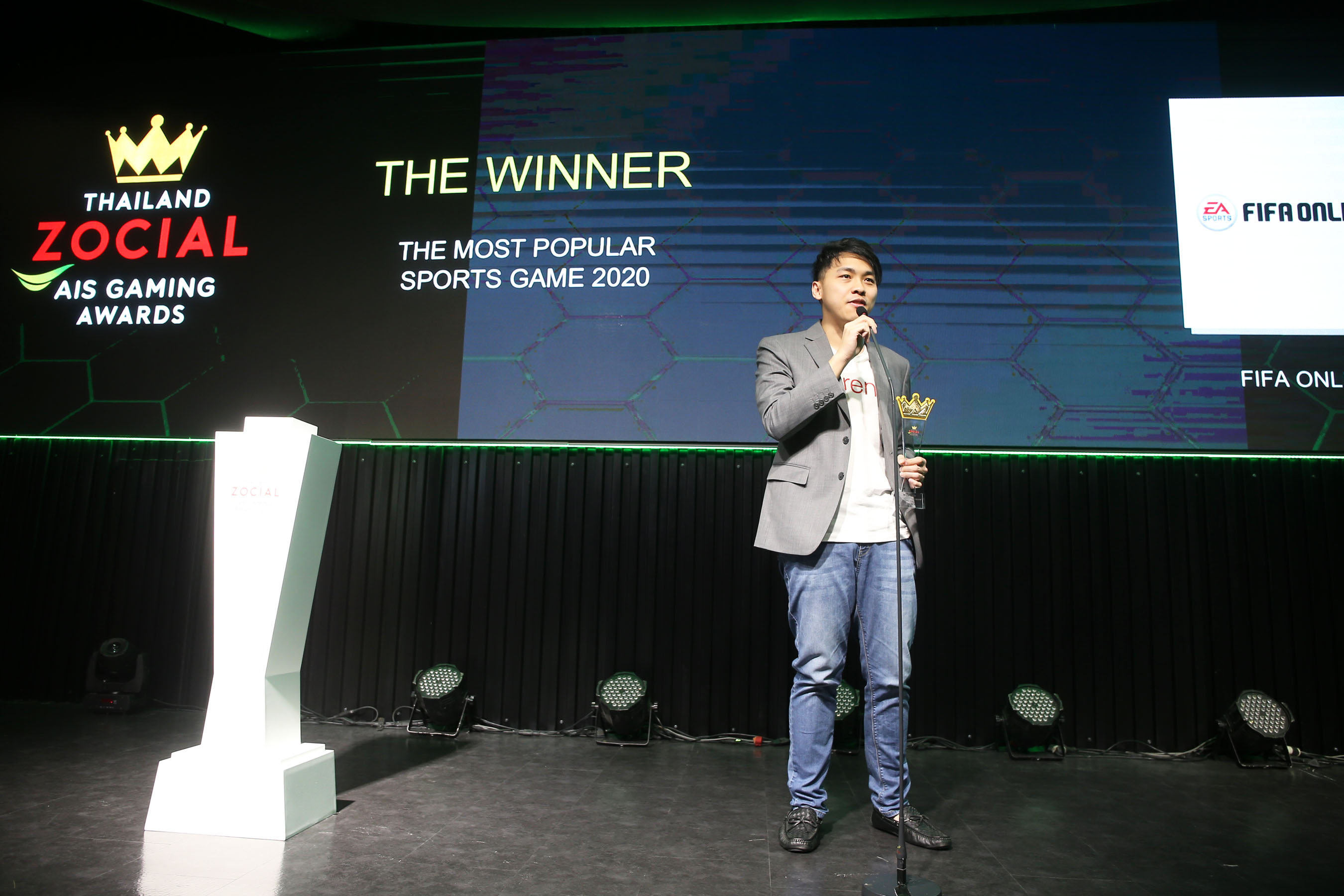 201127 Pic 07 กฤตย์ พัฒนเดชะ Garena รับรางวัล The Most Popular Sports Ga...