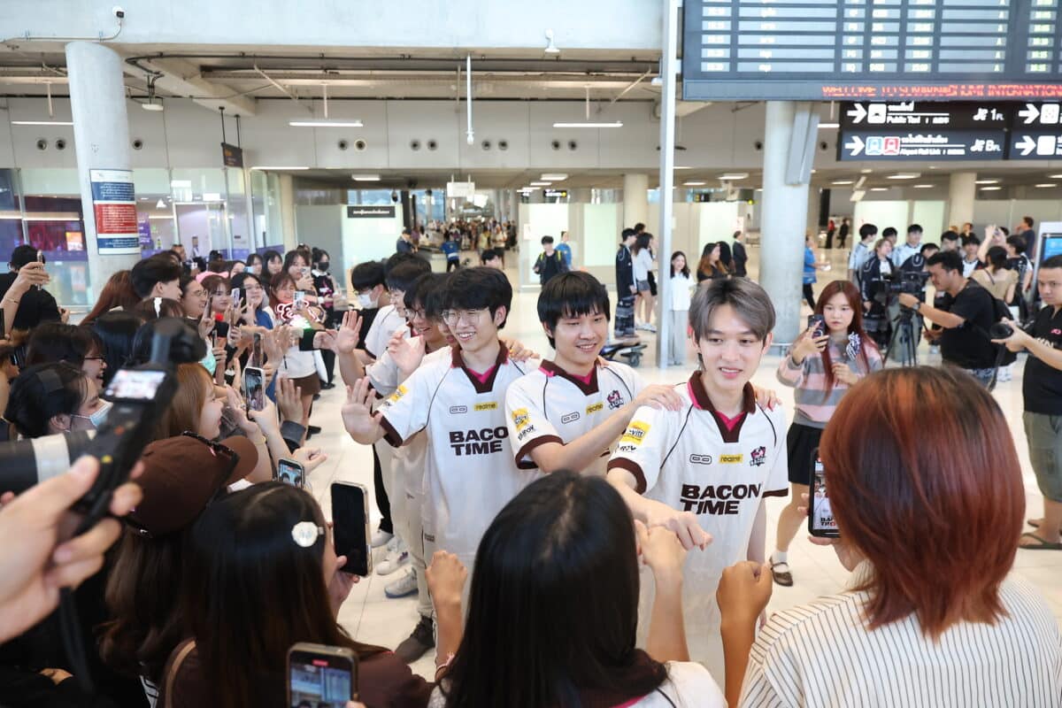 แฟนคลับรอต้อน